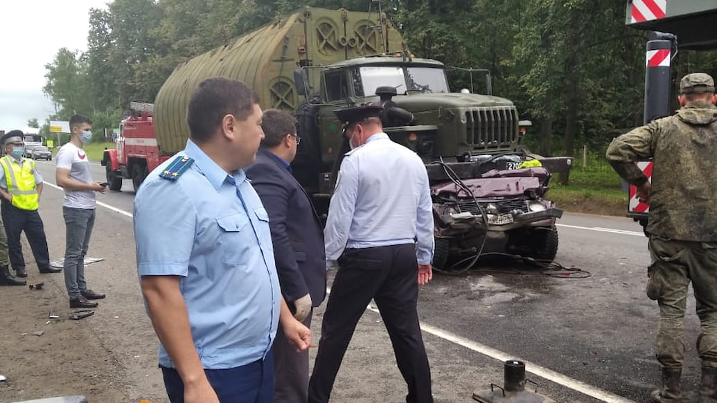 Под Ярославлем произошло крупное ДТП с участием военных грузовиков